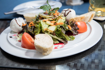 Frischer Salat mit Ziegenfrischkäse und Baguette