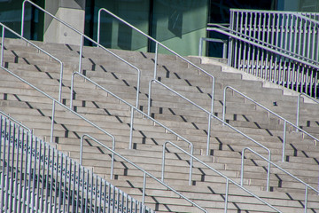 Fototapeta premium Moderne Archtiektur. Treppen mit Handlauf und Geländer