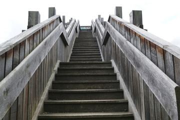 Holztreppe zu einem Aussichtspunkt 