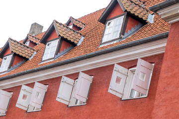 Detailaufnahme von einem Dach mit Dachwerk Gauben und Fenster