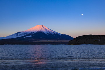 冬の富士山と月、山梨県山中湖にて