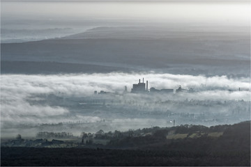 Photo a&eacute;rienne d'une usine &eacute;mergeant de la Brume &agrave; Pont-de-l'Arche dans l'Eure en France
