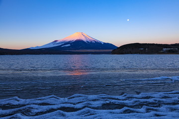 冬の富士山と月、山梨県山中湖にて