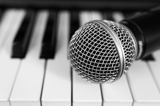 Microphone on the keys of the electronic piano