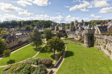 Fototapeta na wymiar Public garden, castle and old village of Fougères, France