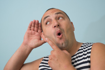 Obraz premium Overhears a man, tries to listen.