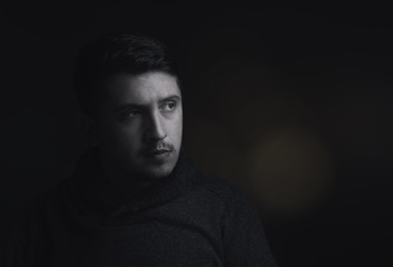 Nachdenklicher Mann schaut seitlich