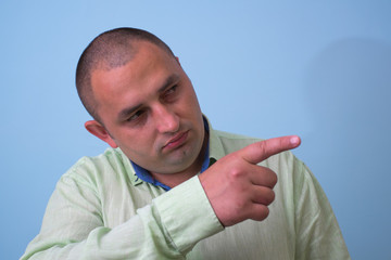 Shows finger direction