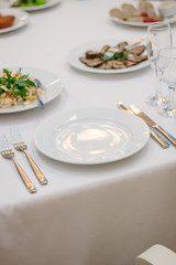 Crockery service for guest waiting to eat
