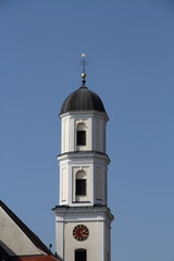 Fototapeta na wymiar Kirchturm im Hochformat