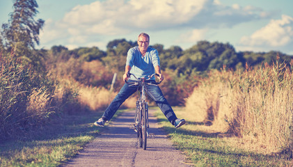 Senior mit Fahrrad