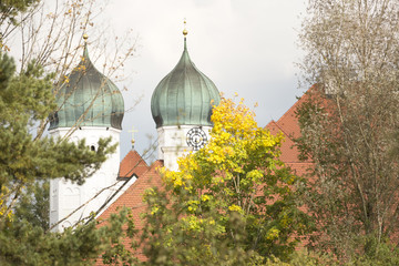 Zwiebeltürme des ehemaligen Klosters Seeon in Oberbayern