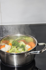 Gemüse kochen in einem Topf 