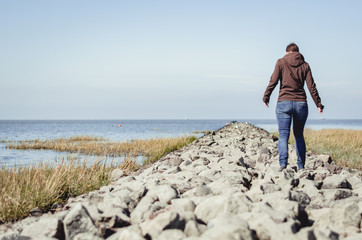 Fototapeta premium Spaziergang auf dem Damm an der Nordsee