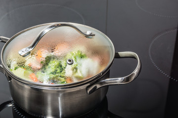 Gemüse kochen in einem Topf  mit Deckel