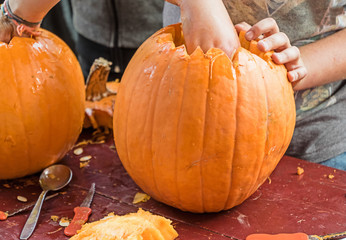 Kinder schnitzen Kürbis-Laternen für Halloween