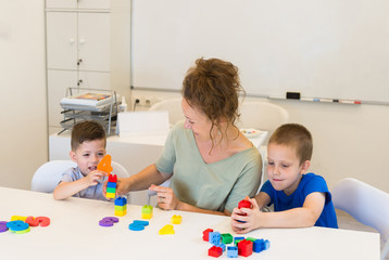 teacher woman learn two preschooler boy to count