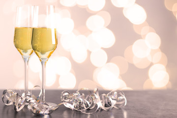 Champagner Gläser mit unscharfem Hintergrund