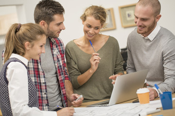 Obraz premium group of young people in business meeting