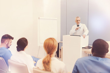 Obraz premium Group of students listening to their lecturer