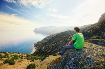 Naklejka premium Traveler relax on the mountain edge. Nature and adventure composition