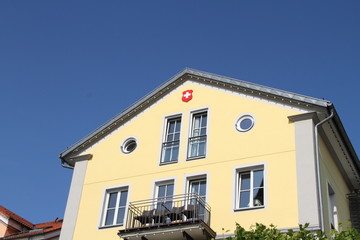 Fototapeta na wymiar gelbes Haus mit Wappen