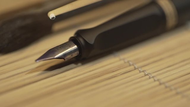 Stylo &agrave; plume avec mouvement de lumi&egrave;re