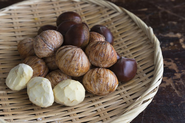 皮を剥いた栗と渋皮の栗と鬼皮のついた栗