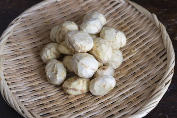 皮を剥いた栗と渋皮の栗と鬼皮のついた栗