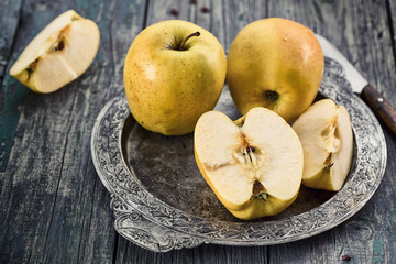 Yellow apples lobe