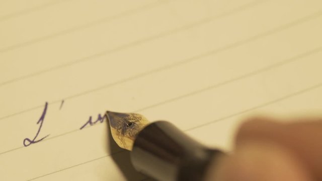 Ecriture au stylo plume sur feuille papier lign&eacute;e vu de haut