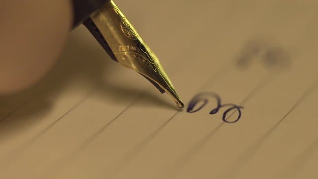 Ecriture au stylo plume sur feuille papier lign&eacute;e