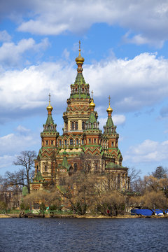 St. Peter and Paul Cathedral in Peterhof, the suburb of St. Petersburg, doesn't belong to a palace complex