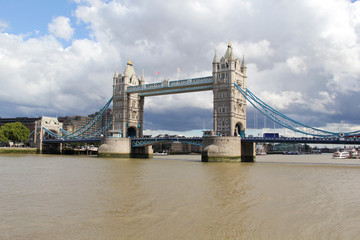 Fototapeta na wymiar Tower Bridge in london on a cloudy day