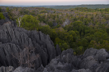 Sonnenuntergang ueber dem Nationalpark Tsingy de Bemaraha