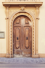 Fototapeta na wymiar Old wooden door in Florence, Italy