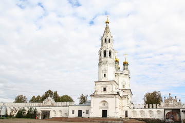Fototapeta na wymiar White high church with golden domes in the ancient Russian town of Verkhoturye