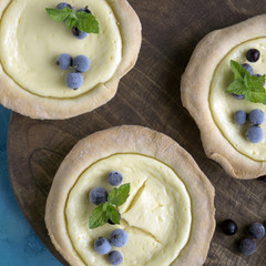 Tartlets with curd and berries.