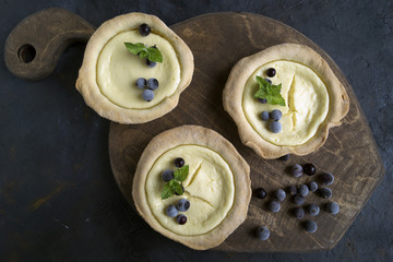Tartlets with curd and berries.
