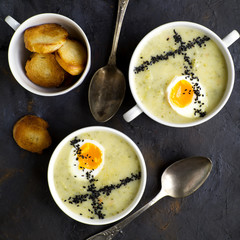 Cream soup with egg and croutons.