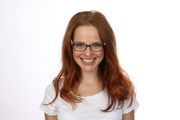 Obraz premium Hübsche rothaarige Frau mit Brille lacht