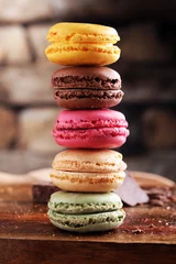 Gartenposter Schließen Sie das farbenfrohe Macarons-Dessert mit Vintage-Pastelltönen © beats_