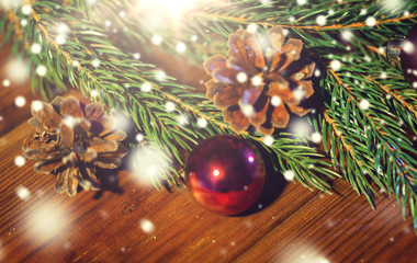 Obraz na płótnie Canvas fir branch with christmas ball and pinecones