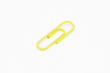 Obraz premium yellow paper clip isolated on white background