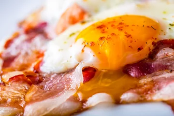 Photo sur Plexiglas Oeufs sur le plat Ham and Eggs. Bacon and Eggs. Salted egg and sprinkled with red pepper. English breakfast.