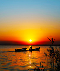 Obraz na płótnie Canvas paseo en barca por el lago al atardecer