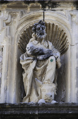 Fototapeta na wymiar Estatua de San Lucas Evangelista