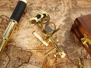 Schatzkarte mit Fernrohr und Sextant
