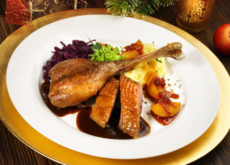 eGänsebraten mit Rotkohl und Kartoffelpürree