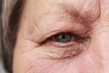 Obraz premium Elderly pensioner female eye closeup